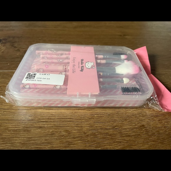 Only 1 Left! HELLO KITTY-NWT Make-Up Brush Set - Picture 6 of 9
